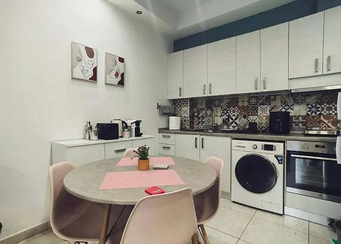 The Cozy Nest In Rhodes Town *